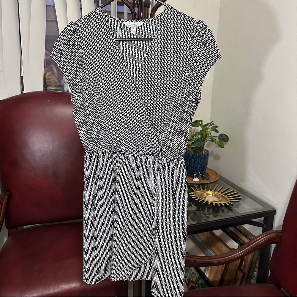 Speckless Women Dress Size L Fake Wrap Short Sleeve Pleat Front Black White
